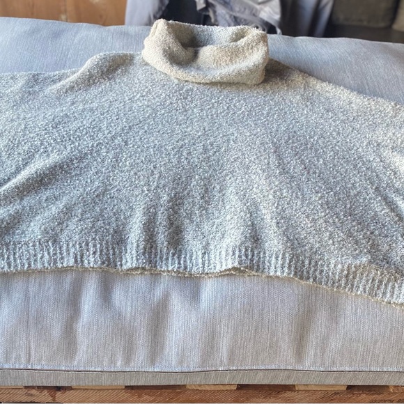 Maddison size M/M, loose fit like a poncho. Keeps you warm and looking good. - Picture 2 of 5